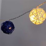   Iris Gömb alakú fonott/rattan/4m/fehér + kék/20db LED-es/3xAA elemes fényfüzér, fénydekoráció